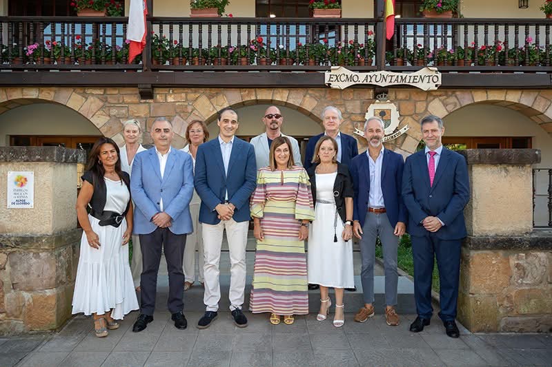 La residencia geriátrica, el centro de día y la mejora del campo de fútbol, entre las principales actuaciones abordadas con el Gobierno regional